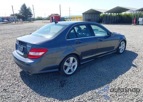 2010 Mercedes-Benz C 300 Luxury 4Matic/Sport 4Matic z USA, uszkodzony, nr VIN WDDGF8BB4AR107842